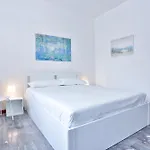 Guesthost - Lo - Piazza Della Concordia & Sea View Apartment *
