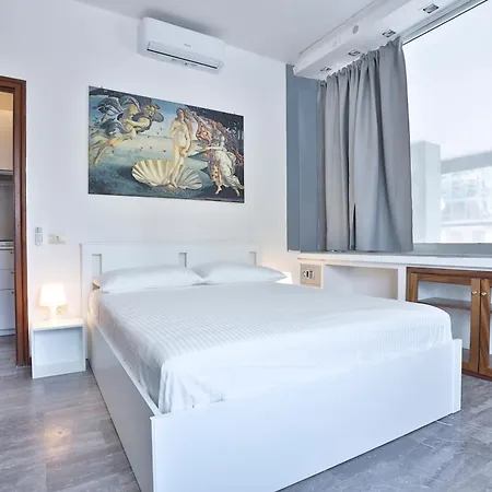 Guesthost - Lo - Piazza Della Concordia & Sea View Apartment