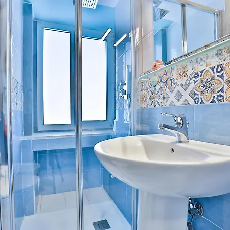 Guesthost - Lo - Piazza Della Concordia & Sea View Appartement